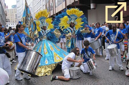 Sfilata per le vie della città di percussionisti